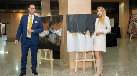 Rubén Puga posa junto a Elena Ksanti y sus obras, ayer en Marbella