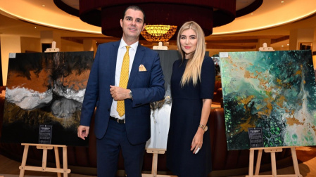 Rubén Puga posa junto a Elena Ksanti y sus obras, ayer en Marbella