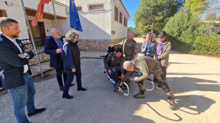 Varios agentes medioambientales de Albacete hacen una demostración de las nuevas sillas adaptadas ‘Joelëtte monorueda eléctrica’ 