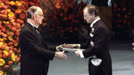 El Rey Carlos Gustavo de Suecia entrega el Nobel de Literatura a Camilo José Cela