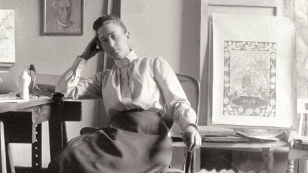 Fotografía de la artista sueca Hilma af Klint (1862–1944) en su estudio de Hamngatan en Estocolmo