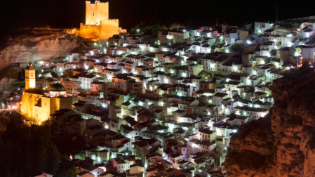 Vista aérea del municipio de Alcalá del Júcar (Albacete) por la noche