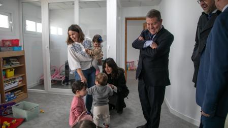 El presidente de Castilla-La Mancha, Emiliano García-Page, durante la ampliación de la Escuela Infantil ‘El Parque’, de Aldea del Rey (Ciudad Real)