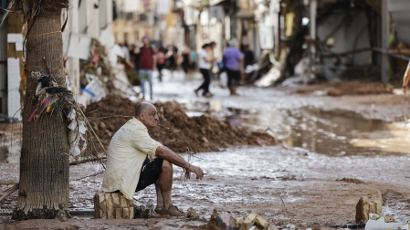 Un hombre observa los daños causados por las inundaciones en la localidad de Paiporta, Valencia, este jueves. La Comunitat Valenciana intenta recuperarse de la peor dana del siglo en España, que ha dejado casi un centenar de muertos en esa región, además de un inmenso escenario de daños en carreteras, calles e infraestructuras de numerosas localidades. 