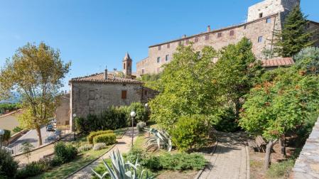 El castillo de Tatti vigila y defiende la Toscana italiana