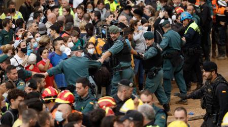 Imágenes de Paiporta (Valencia), ayer, durante la visita de los Reyes