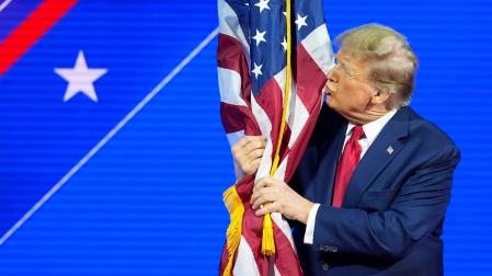 Donald Trump, abraza la bandera de Estados Unidos tras vencer en las elecciones presidenciales