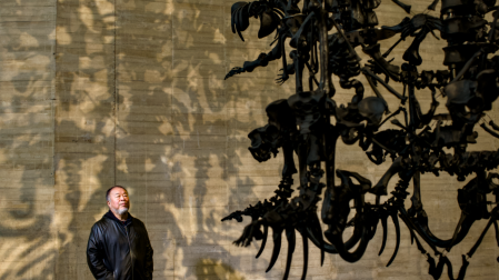 El artista Ai Weiwei,  ayer junto a su obra  «La comedia humana»