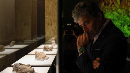 Uno de los visitantes a la muestra de los 'Rostros del Turuñuelo'