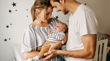 Imagen de archivo de una familia con un bebé