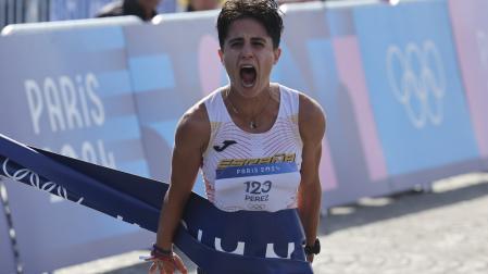 La atleta española María Pérez cruza la línea de meta para ganar, junto a Álvaro Martín, el oro en la prueba de maratón mixto de marcha de los Juegos Olímpicos de París 2024