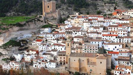 Las calles empedradas y las casas blancas, otros de los grandes atractivos del Alcalá del Júcar