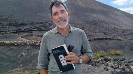 El autor posa con la novela en Lanzarote, donde transcurre la trama principal de la misma