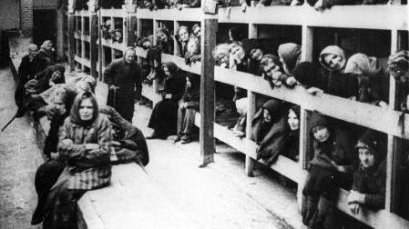 Fotografía de archivo que muestra a prisioneros judíos en el campo de concentración nazi de Auschwitz, en Polonia