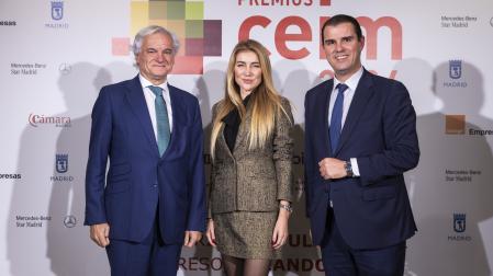 Miguel Garrido de la Cierva, presidente de CEIM, junto a la artista Elena Ksanti y Rubén Puga, director de Fidelitas ARTe