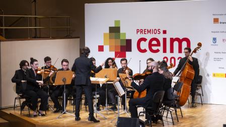 La velada estuvo amenizada por la orquesta Camerata Musicalis, dirigida por Edgar Martín