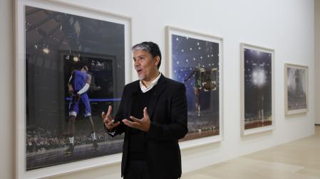 El artista Paul Pfeiffer, en una de las salas del Guggenheim dedicadas a sus trabajos