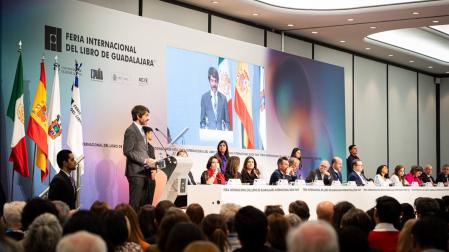 El ministro de Cultura, Ernest Urtasun, durante su intervención en la FIL de Guadalajara