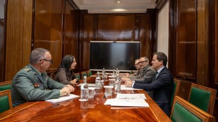 El alcalde de Toledo, Carlos Velázquez, y la directora general de la Guardia Civil, Mercedes González.REMITIDA / HANDOUT por AY TOLEDOFotografía remitida a medios de comunicación exclusivamente para ilustrar la noticia a la que hace referencia la imagen, y citando la procedencia de la imagen en la firma02/12/2024