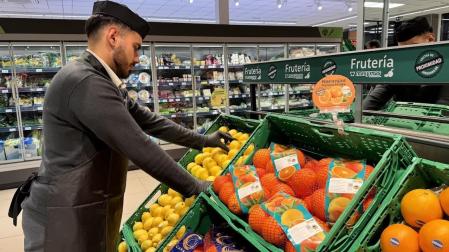 (Foto de ARCHIVO)Un trabajador en un supermercado de la cadena Masymas, en una imagen de archivo.REMITIDA / HANDOUT por MASYMAS SUPERMERCADOSFotografía remitida a medios de comunicación exclusivamente para ilustrar la noticia a la que hace referencia la imagen, y citando la procedencia de la imagen en la firma27/11/2024