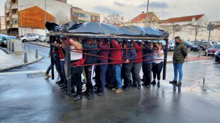 Ensayo de la cuadrilla de costaleros de la Hermandad del Cristo de la Caridad de Ciudad Real