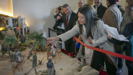 El presidente de Castilla-La Mancha, Emiliano García-Page y la consejera de Bienestar Social, Bárbara García Torijano, han inaugurado este miércoles el belén tradicional de APANAS en el Palacio de Fuensalida (Toledo)