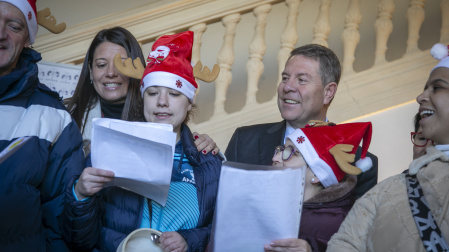 El presidente regional, Emiliano García-Page, ha inaugurado, en Toledo, el belén navideño que la Asociación Provincial de Familias de Personas con Discapacidad Intelectual y del Desarrollo de la provincia de Toledo (APANAS) instala en el Palacio de Fuensalida.