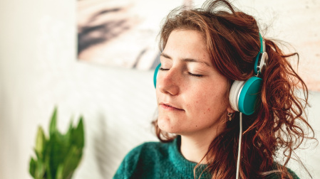 Chica escuchando música con cascos