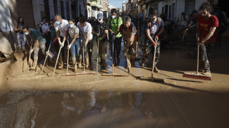 Varias personas trabajan en las labores de limpieza en la localidad valenciana de Paiporta