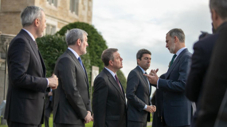 El presidente de Castilla-La Mancha, Emiliano García-Page hablando con el rey Felipe VI durante la celebración de la XXVII Conferencia de Presidentes en Santander