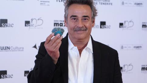 El actor Eduard Fernández recoge su galardón