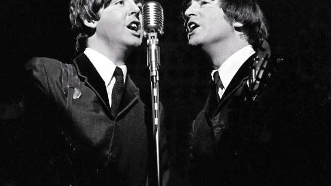 John Lennon (derecha) y Paul McCartney, en una grabación