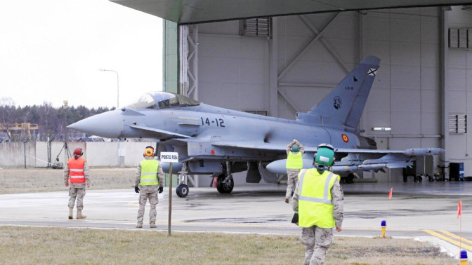 Un Eurofighter español desplegado en Lituania, con la cruz de San Andrés en la deriva