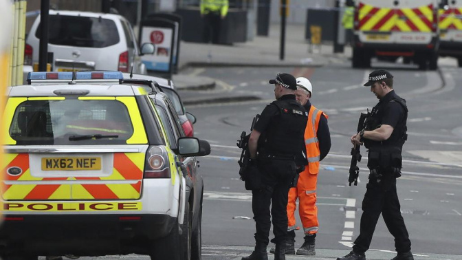 Policías patrullan los alrededores del Manchester Arena, horas después de que un terrorista suicida hizo explotar un artefacto de fabricación casera durante la celebración de un concierto de la cantante estadounidense Ariana Grande