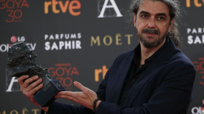 El director Fernando León de Aranoa con el Goya al Mejor Guion adaptado que ganó en 2016 por "Un día perfecto"