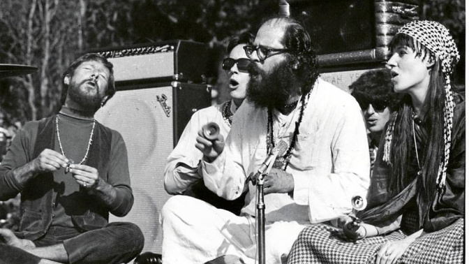 Allen Ginsberg, rodeado de jóvenes seguidores durante el verano de 1967