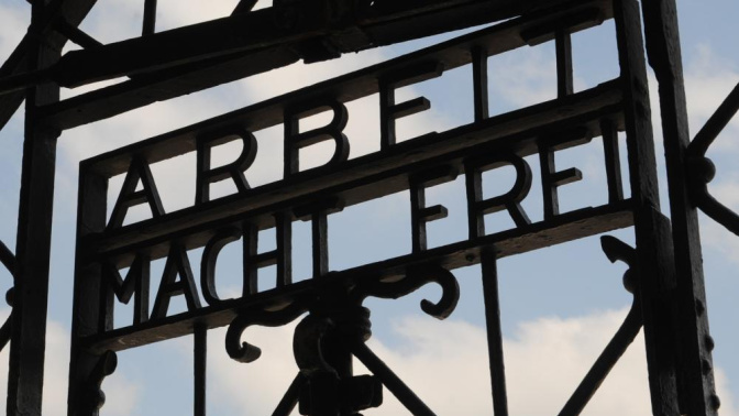 Imagen de la puerta del campo de concentración de Dachau con la inscripción «Arbeit macht frei» ("El trabajo os hace libres").