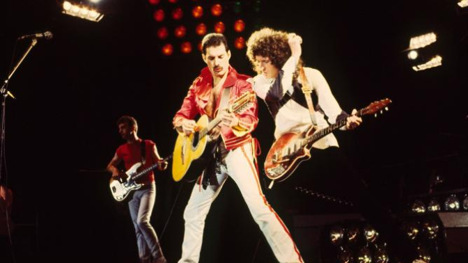 Brian May junto a Freddie Mercury en un concierto