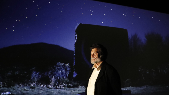 El cineasta Víctor Erice ante su videoinstalación "Piedra y cielo" que se expuso en 2019 en el Museo Bellas Artes de Bilbao. EFE/LUIS TEJIDO