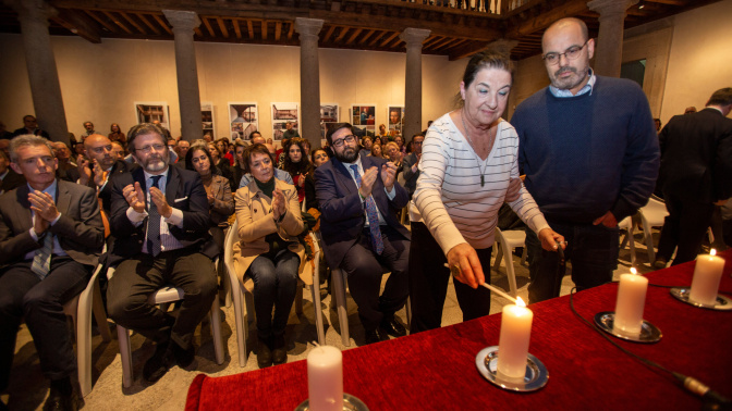 La delegada del Gobierno en Castilla y León, Mercedes Martín, y el alcalde de Ávila, Jesús Manuel Sánchez Cabrera, asisten al acto organizado por ayuntamiento de Ávila y el centro Sefarad Israel en memoria de las víctimas del holocausto.En la foto, Ita Bartuv, superviviente del holocauto, durante el acto.