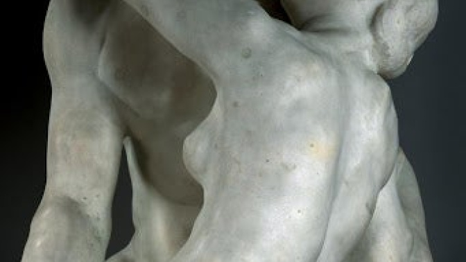 De "El beso", Auguste Rodin realizó tres versiones en mármol que están en París, Londres y Copenhague