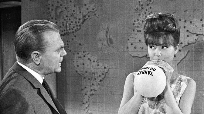 James Cagney y Pamela Tiffin en una escena de "Uno, dos, tres"