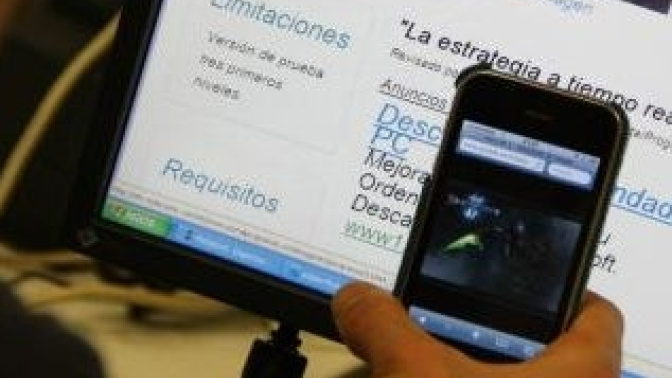 El hacker envía un correo electrónico desde una dirección similar a una que podría ser aceptada por el receptor: