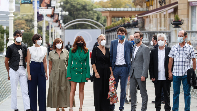 Los actores, Eneko Sagardoy (i), Loreto Mauleón (2i), Ane Gabarain (3i), Susana Abaitua (4i), Elena Irureta (c), Jon Olivares (4d), Iñigo Aranbarri (3d), José Ramón Soroiz (2d), y Mikel Laskurain (d), durante la presentación de la serie de HBO "Patria",en la 68 edición del Festival Internacional de Cine de San Sebastián