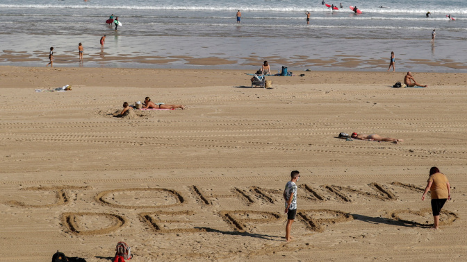 Los seguidores del actor le esperaron en la playa de Zurriola