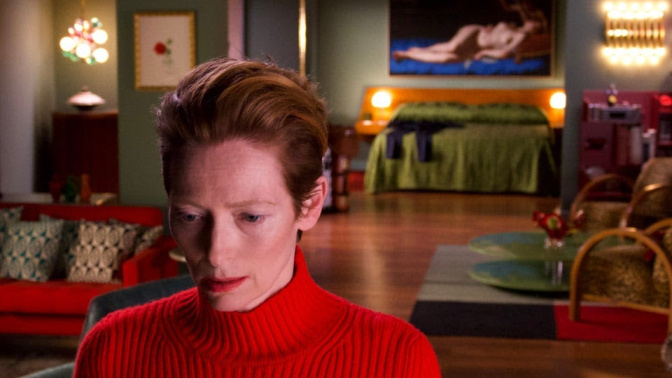 Un fotograma de "La voz humana", cortometraje escrito y dirigido por Pedro Almodóvar, basado en la obra de teatro homónima de Jean Cocteau y protagonizada por Tilda Swinton