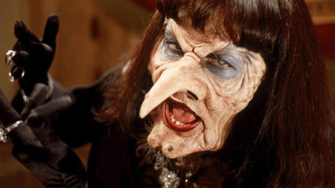 Anjelica Huston caracterizada de la Gran Bruja en la versión de los noventa, "La maldición de las brujas"