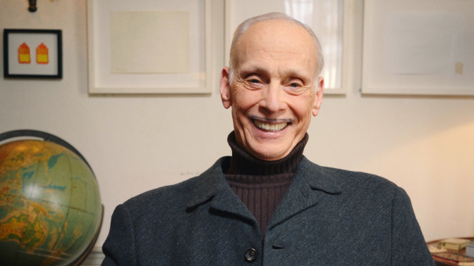 John Waters interviene en un momento determinado del documental desde su casa de Baltimore