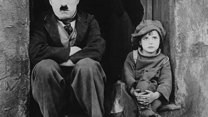 Charlie Chaplin y Jackie Coogan, en "El chico"