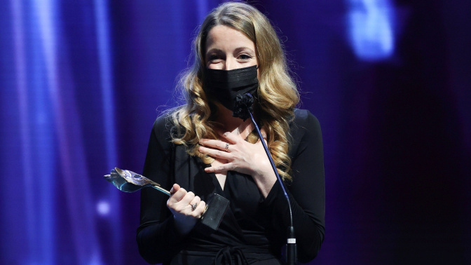 GRAF7207. MADRID, 02/03/2021.- La realizadora Pilar Palomero tras recibir el premio a "Mejor dirección" por su película "La niñas" durante la ceremonia de entrega de la octava edición de los Premios Feroz que se celebra este martes en el Teatro Coliseum, en Madrid. EFE/Juanjo Martín.